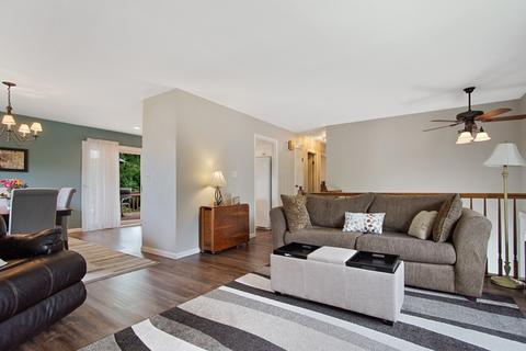 975 Hillcrest Blvd, Hoffman Estates, IL 60169 photo 5