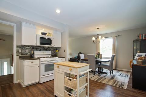 975 Hillcrest Blvd, Hoffman Estates, IL 60169 photo 6