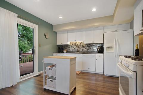 975 Hillcrest Blvd, Hoffman Estates, IL 60169 photo 4