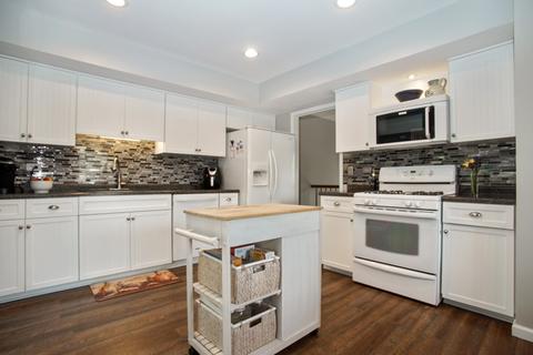 975 Hillcrest Blvd, Hoffman Estates, IL 60169 photo 3