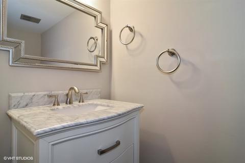 4240 Eisenhower Cir, Hoffman Estates, IL 60192 photo 14