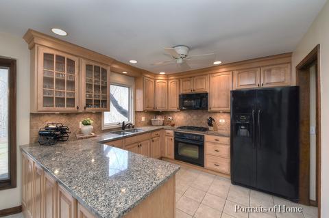 1765 Maple Ln, Wheaton, IL 60187 photo 2