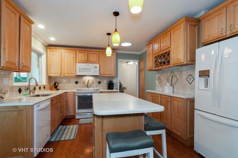 1033 Golf Ln, Wheaton, IL 60189 photo 4