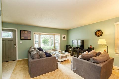 1024 Congress Dr, Bartlett, IL 60103 photo 2