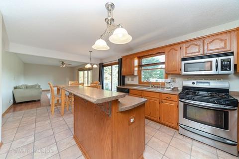 989 Confederation Dr, Bartlett, IL 60103 photo 6