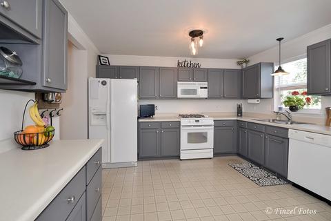 300 Highbridge Trl, Mchenry, IL 60050 photo 6