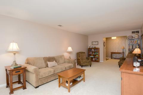 2075 Creekside Dr #2-2, Wheaton, IL 60187 photo 4