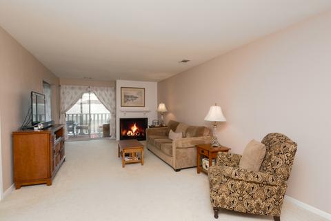 2075 Creekside Dr #2-2, Wheaton, IL 60187 photo 2