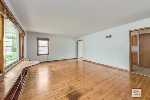 69 E Jackson St, Oswego, IL 60543 photo 4