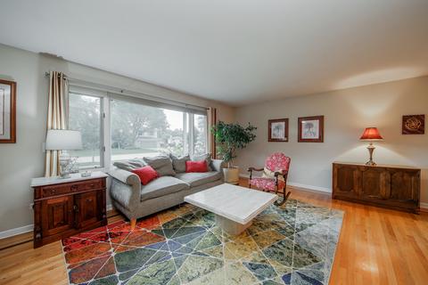 908 S Robert Dr, Mount Prospect, IL 60056 photo 2