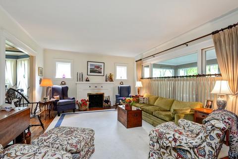 1404 Maple Ave, Wilmette, IL 60091 photo 2