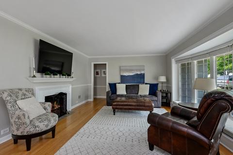 2013 Robincrest Ln, Glenview, IL 60025 photo 4