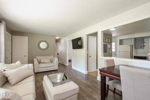 435 Lloyd St, Cary, IL 60013 photo 2