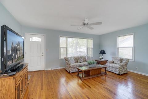 521 E Pleasure Ct, Aurora, IL 60506 photo 2