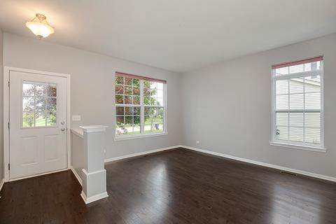 5959 Chatham Dr, Hoffman Estates, IL 60192 photo 2