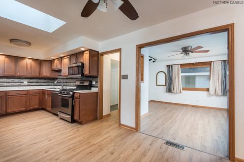 6901 Olympic Dr, Bridgeview, IL 60455 photo 4