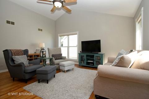 1072 Clover Hill Ln, Elgin, IL 60120 photo 2