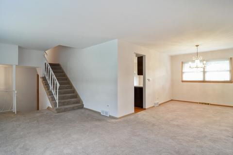 1081 Sherwood Dr, Wheeling, IL 60090 photo 3