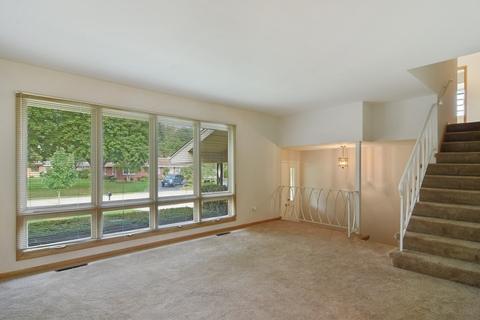 1081 Sherwood Dr, Wheeling, IL 60090 photo 2