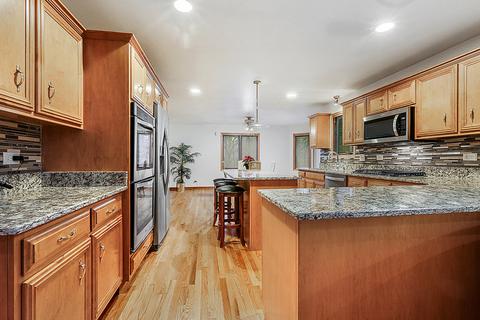310 Royal Oak Dr, Steger, IL 60475 photo 4