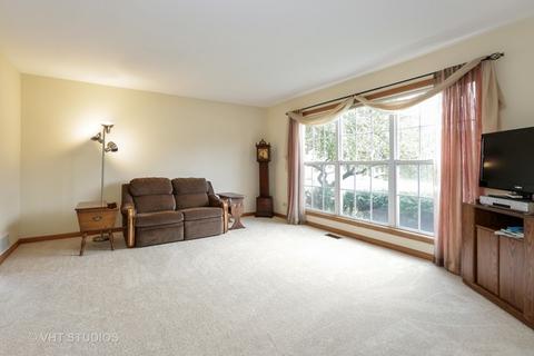 8 Lancaster Ct, Algonquin, IL 60102 photo 2