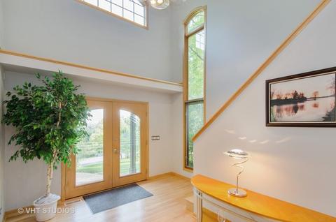 110 Forestview Dr, Elgin, IL 60120 photo 2