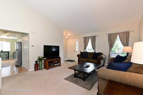 619 Mariner Dr, Elgin, IL 60120 photo 3