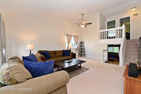619 Mariner Dr, Elgin, IL 60120 photo 2