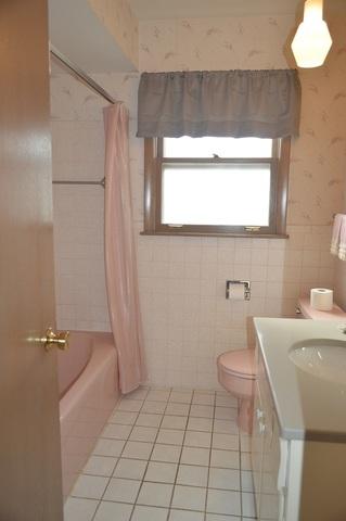 556 Beau Dr, Des Plaines, IL 60016 photo 9