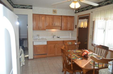 556 Beau Dr, Des Plaines, IL 60016 photo 2