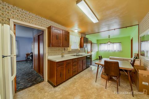 818 Bangs St, Aurora, IL 60505 photo 4