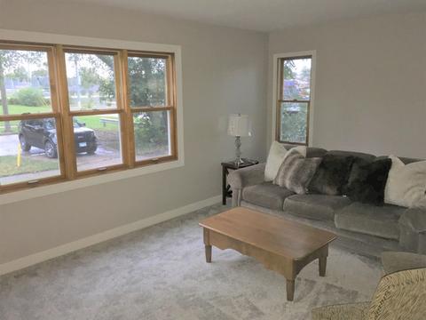 695 Oakland Ave, Elgin, IL 60120 photo 4