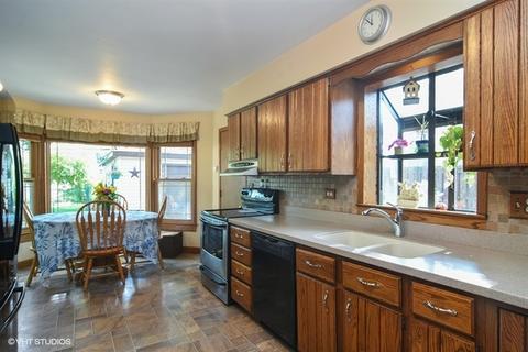 341 Amherst Ave, Des Plaines, IL 60016 photo 3