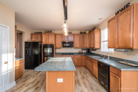 490 E Amberside Dr, Elgin, IL 60124 photo 9