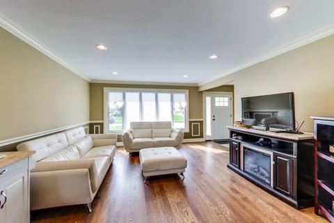 7936 W 79th Pl, Bridgeview, IL 60455 photo 4
