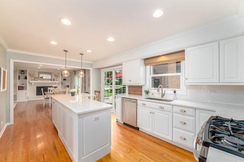 3900 Latour Ct, Hoffman Estates, IL 60192 photo 2