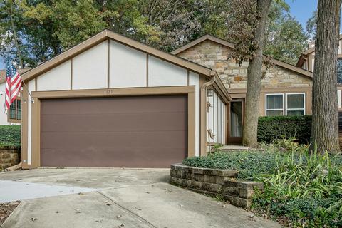 1121 Wheaton Oaks Dr, Wheaton, IL 60187 photo 1