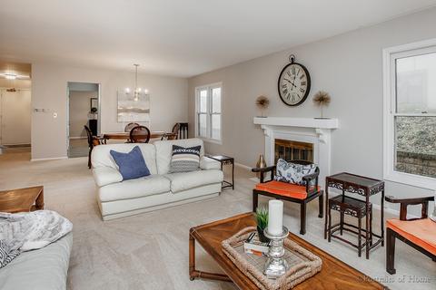 1121 Wheaton Oaks Dr, Wheaton, IL 60187 photo 4