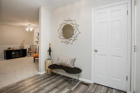 1121 Wheaton Oaks Dr, Wheaton, IL 60187 photo 2