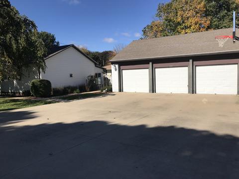 307 S Prairie St, Spring Valley, IL 61362 photo 3