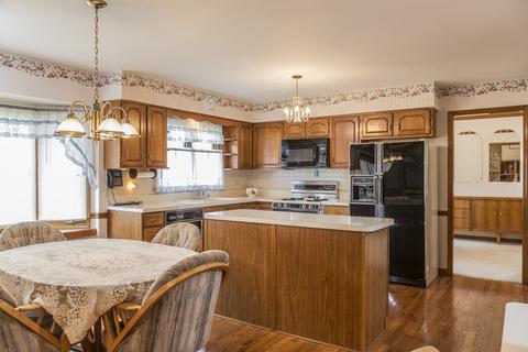 115 Wilcox Dr, Bartlett, IL 60103 photo 8