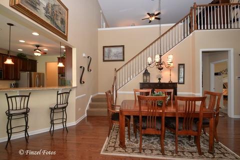1008 Riviera Dr, Elgin, IL 60124 photo 2