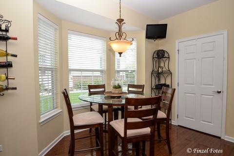 1008 Riviera Dr, Elgin, IL 60124 photo 3