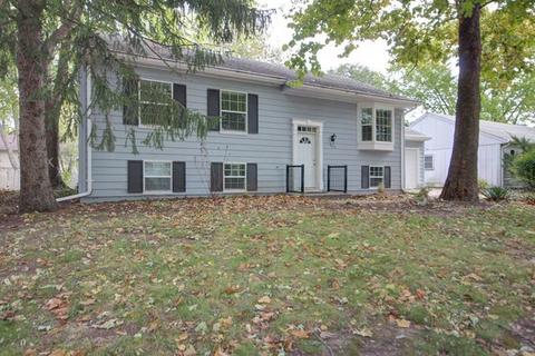808 Oakcrest Dr, Champaign, IL 61821 photo 2