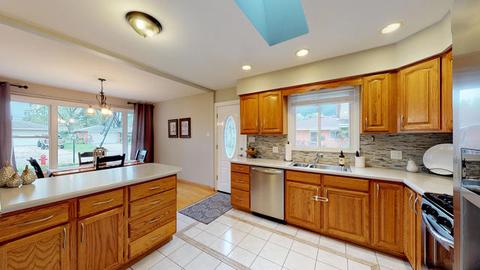 577 S Westgate Rd, Des Plaines, IL 60016 photo 6