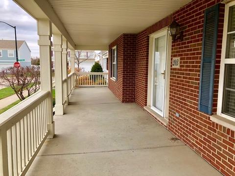 203 Dawn Ct, Elgin, IL 60124 photo 4
