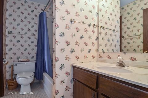 1704 Lakecliffe Dr #C, Wheaton, IL 60189 photo 9