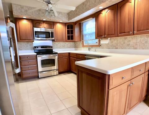 247 Coachmaker Dr, Northbrook, IL 60062 photo 3