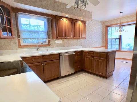 247 Coachmaker Dr, Northbrook, IL 60062 photo 2