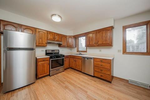 717 Peck Pl, Elgin, IL 60120 photo 4